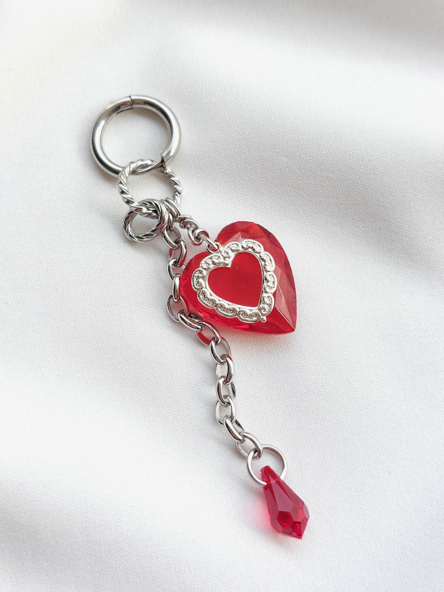 Dramatic lace-heart single loop