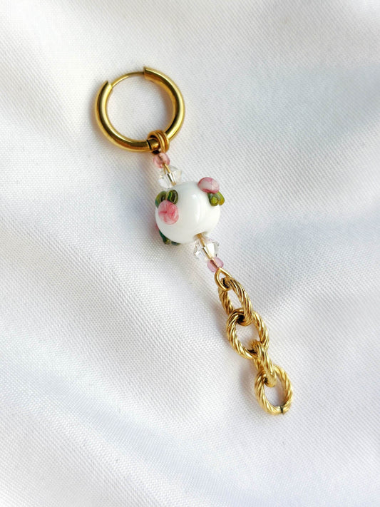 RENAISSANCE single-loop white pearl and rose earrings