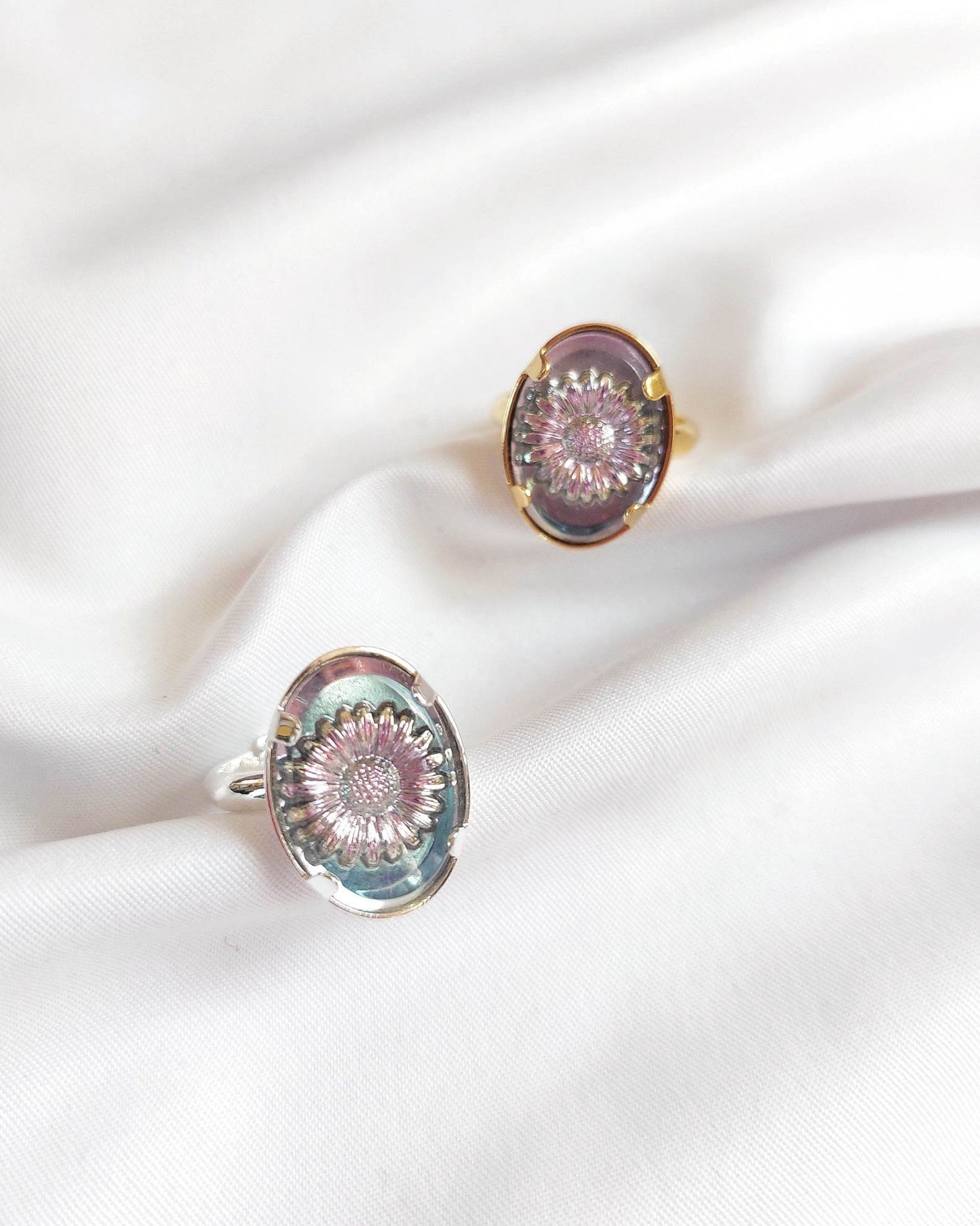 Adjustable gold-plated blue daisy ring