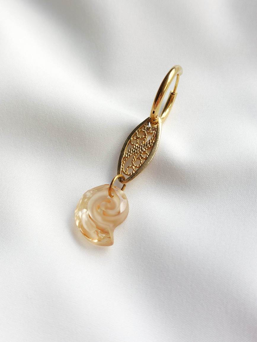 AMONITE single loop with small shell