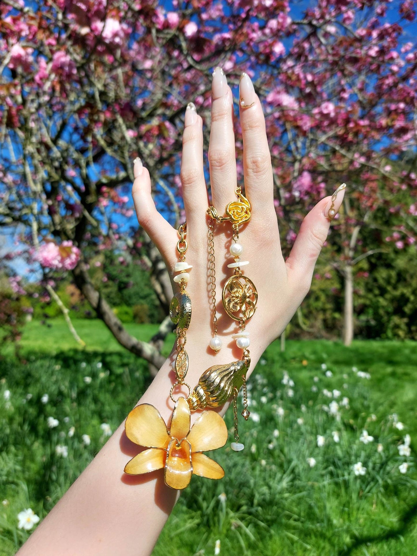 ARCHIPEL Gold-plated orchid and shell necklace