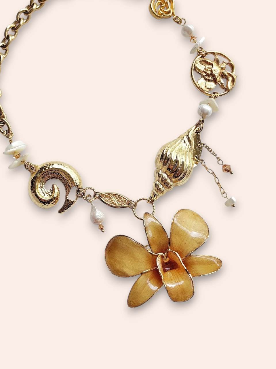 ARCHIPEL Gold-plated orchid and shell necklace