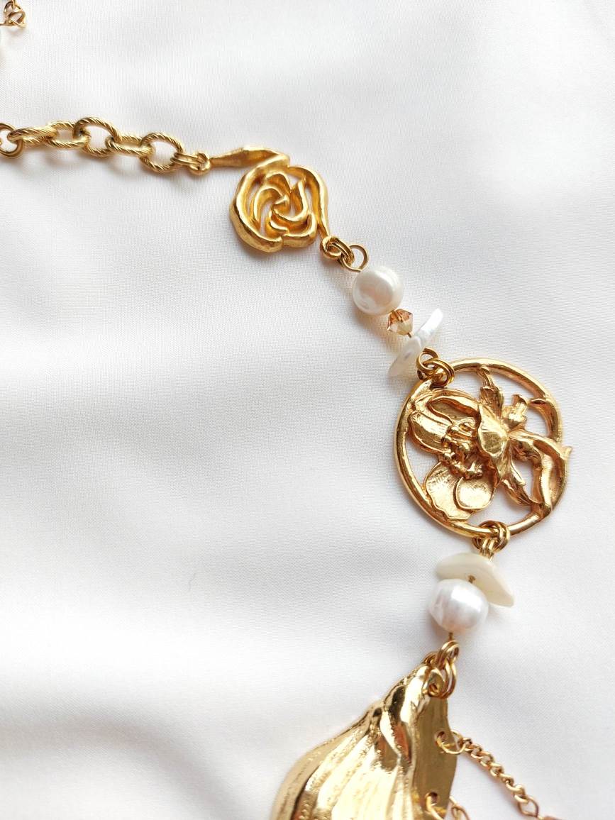 ARCHIPEL Gold-plated orchid and shell necklace