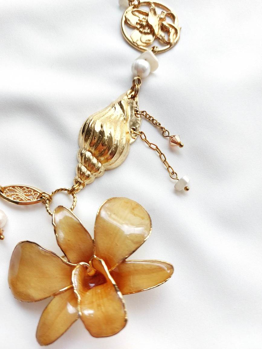ARCHIPEL Gold-plated orchid and shell necklace