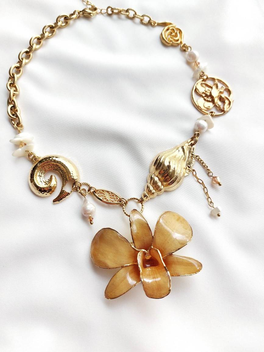 ARCHIPEL Gold-plated orchid and shell necklace