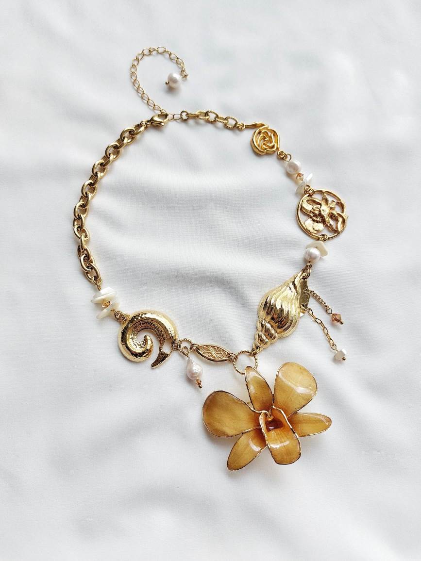 ARCHIPEL Gold-plated orchid and shell necklace