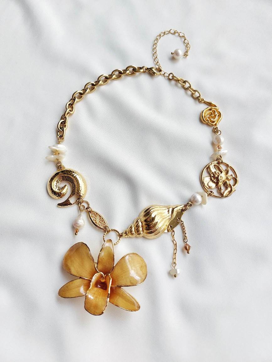 ARCHIPEL Gold-plated orchid and shell necklace