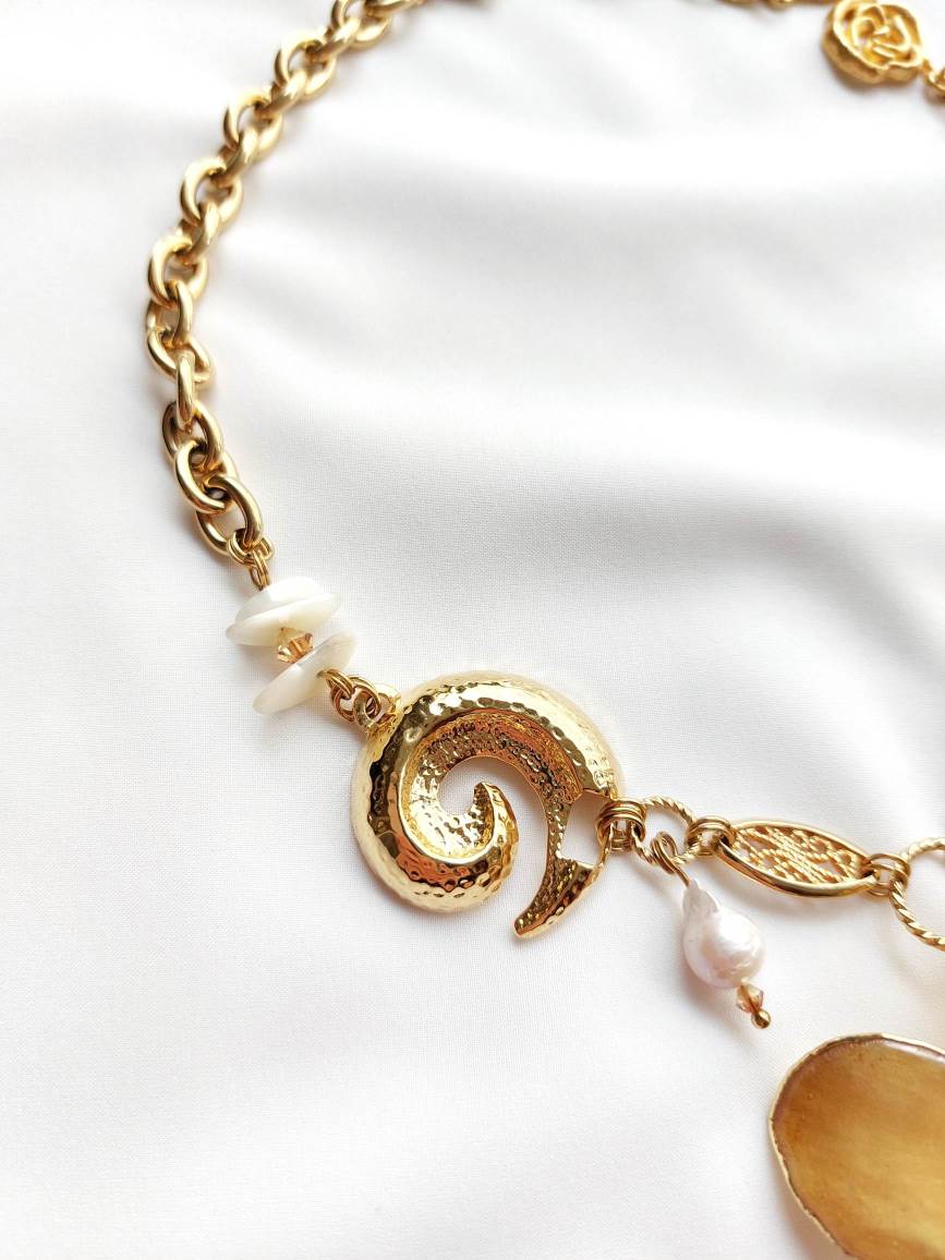 ARCHIPEL Gold-plated orchid and shell necklace