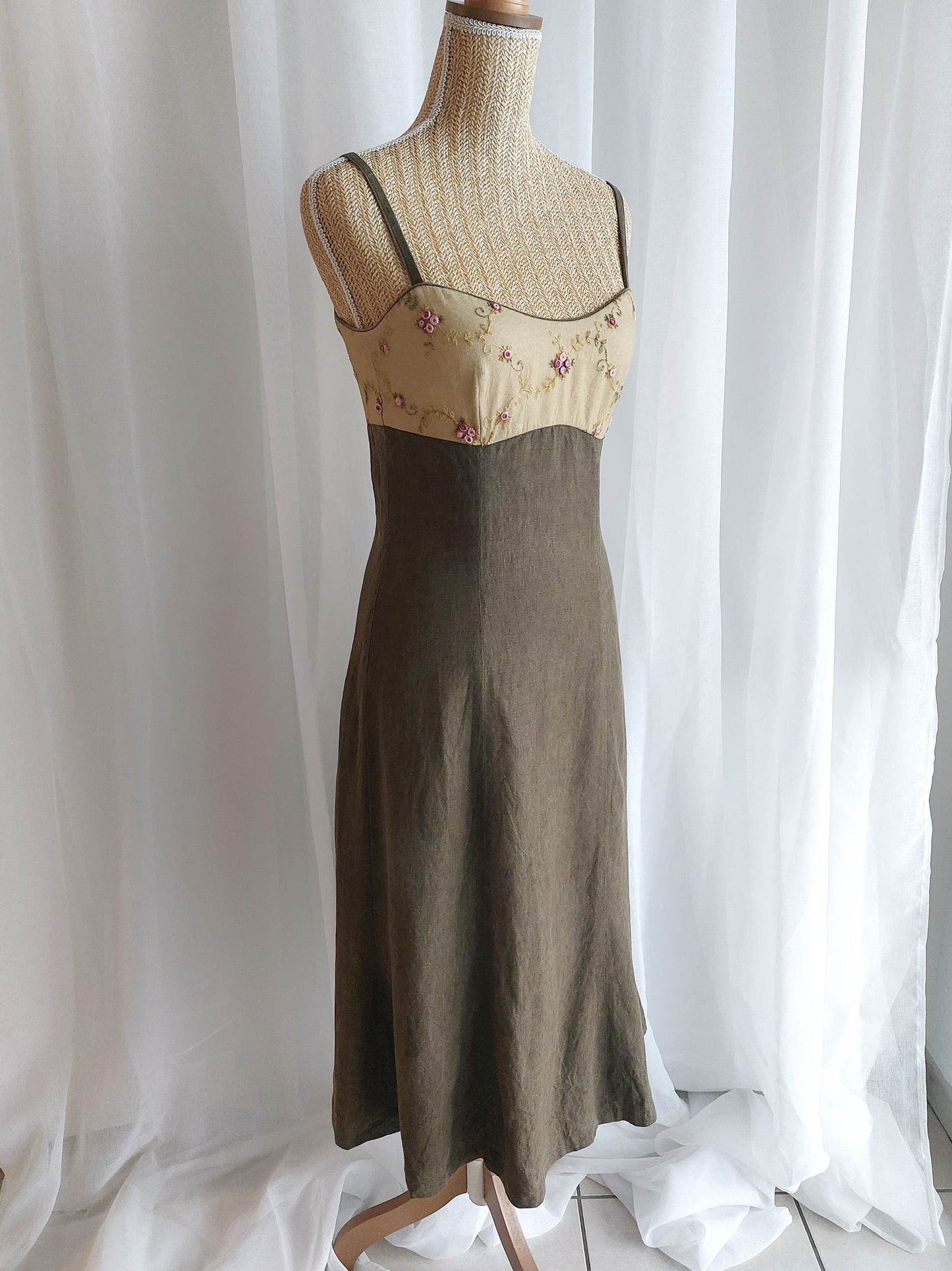 BLUME robe autrichienne kaki avec broderie de fleurs T.36/38