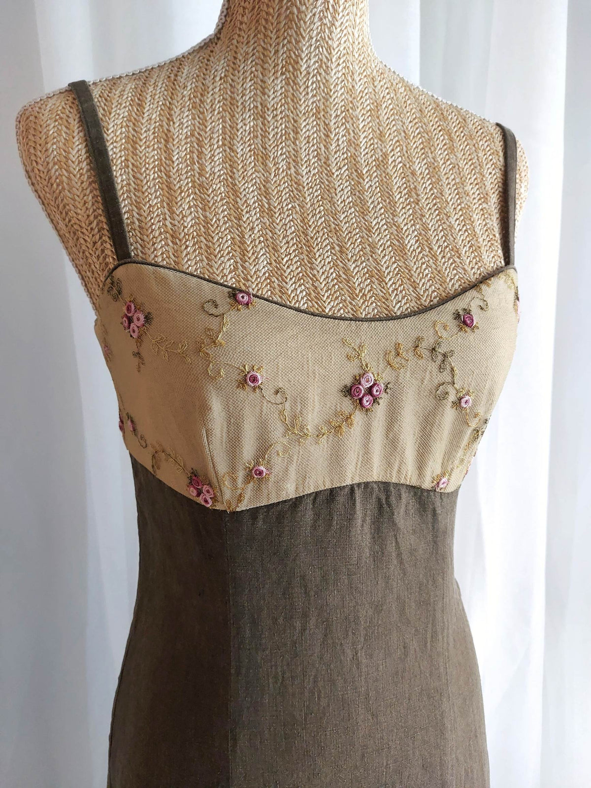 BLUME robe autrichienne kaki avec broderie de fleurs T.36/38