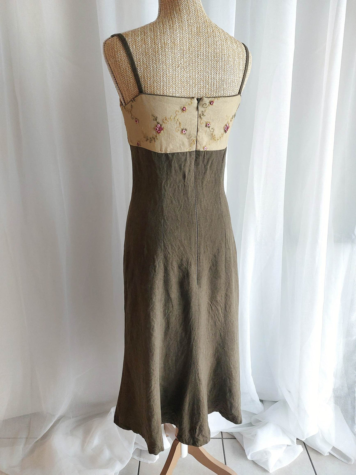 BLUME robe autrichienne kaki avec broderie de fleurs T.36/38