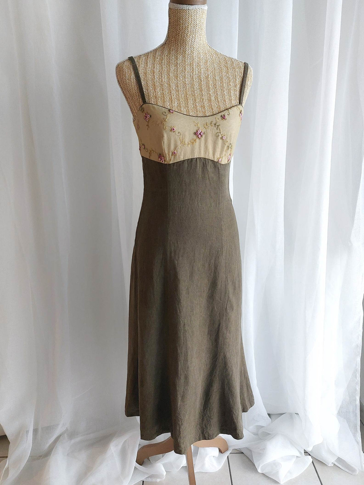 BLUME robe autrichienne kaki avec broderie de fleurs T.36/38