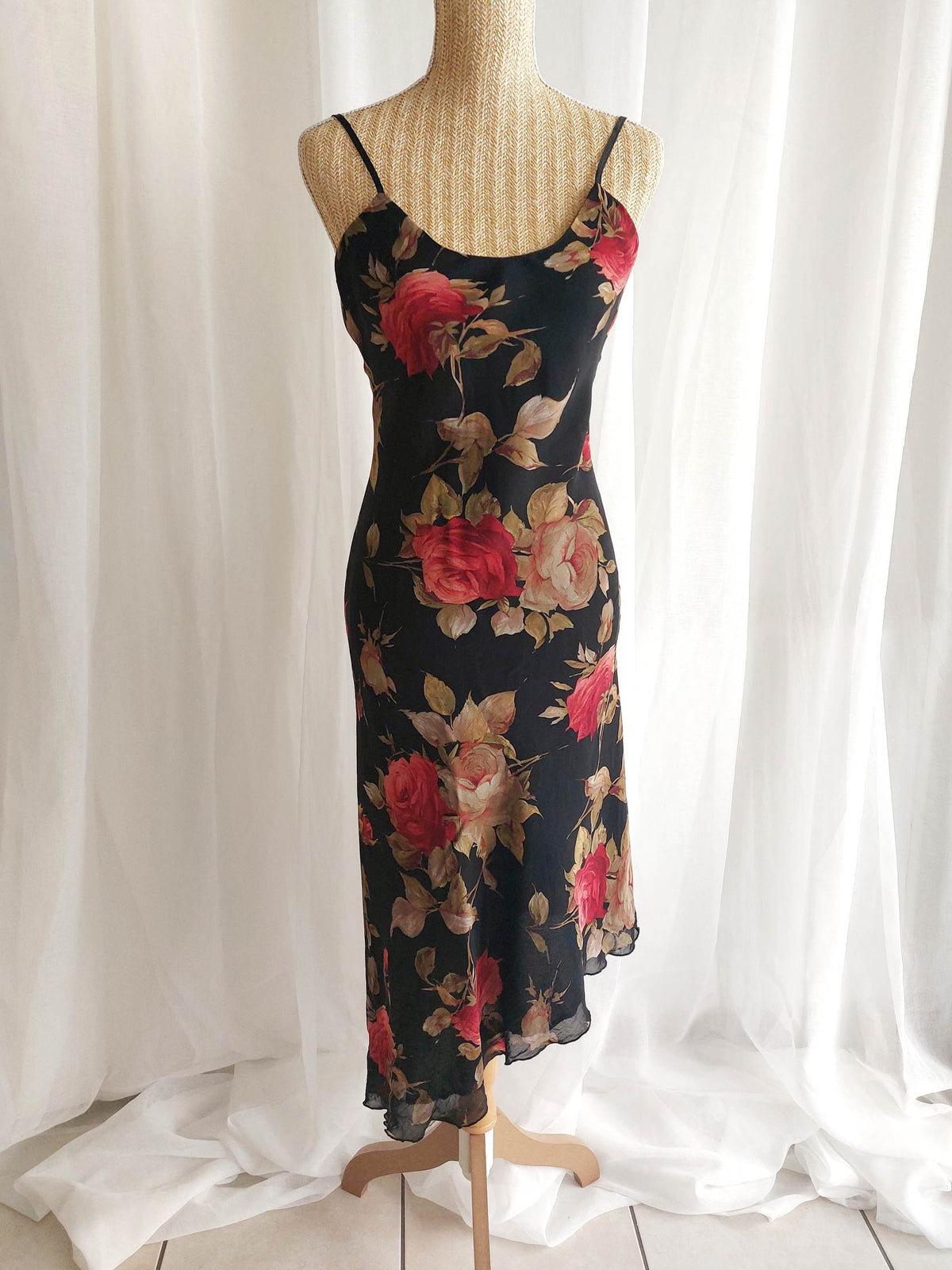 CHARME robe noire avec roses et dos nu T.36/38