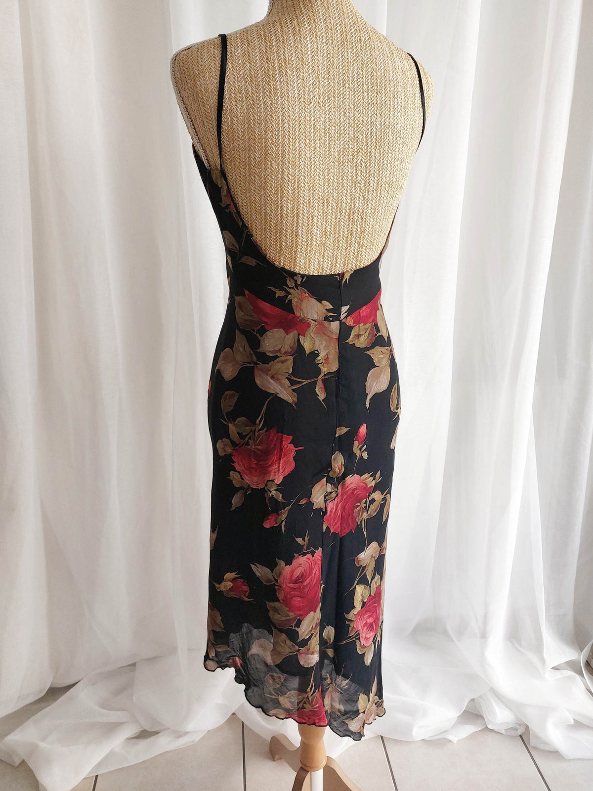 CHARME robe noire avec roses et dos nu T.36/38