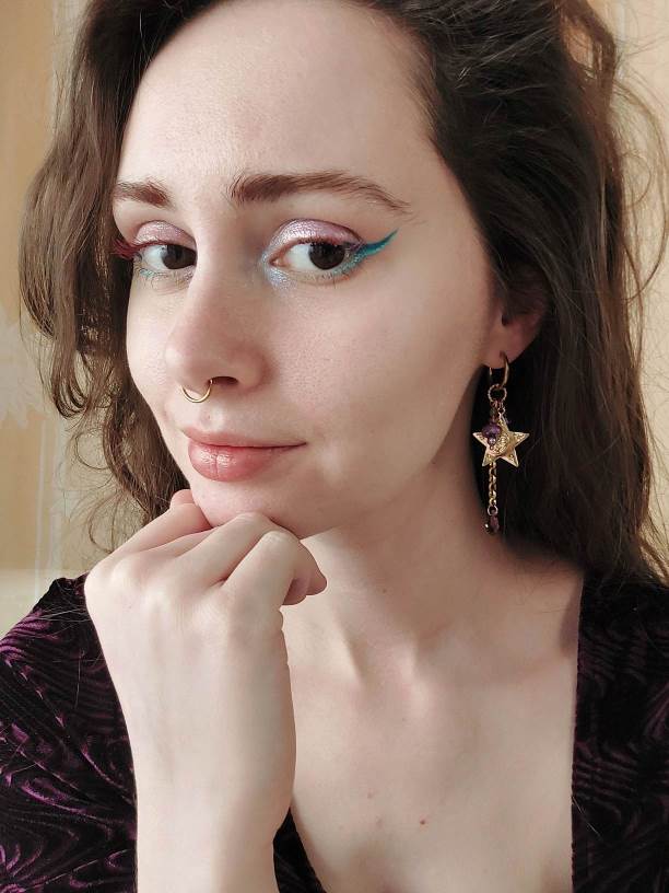 CELESTE single violet and gold star earring