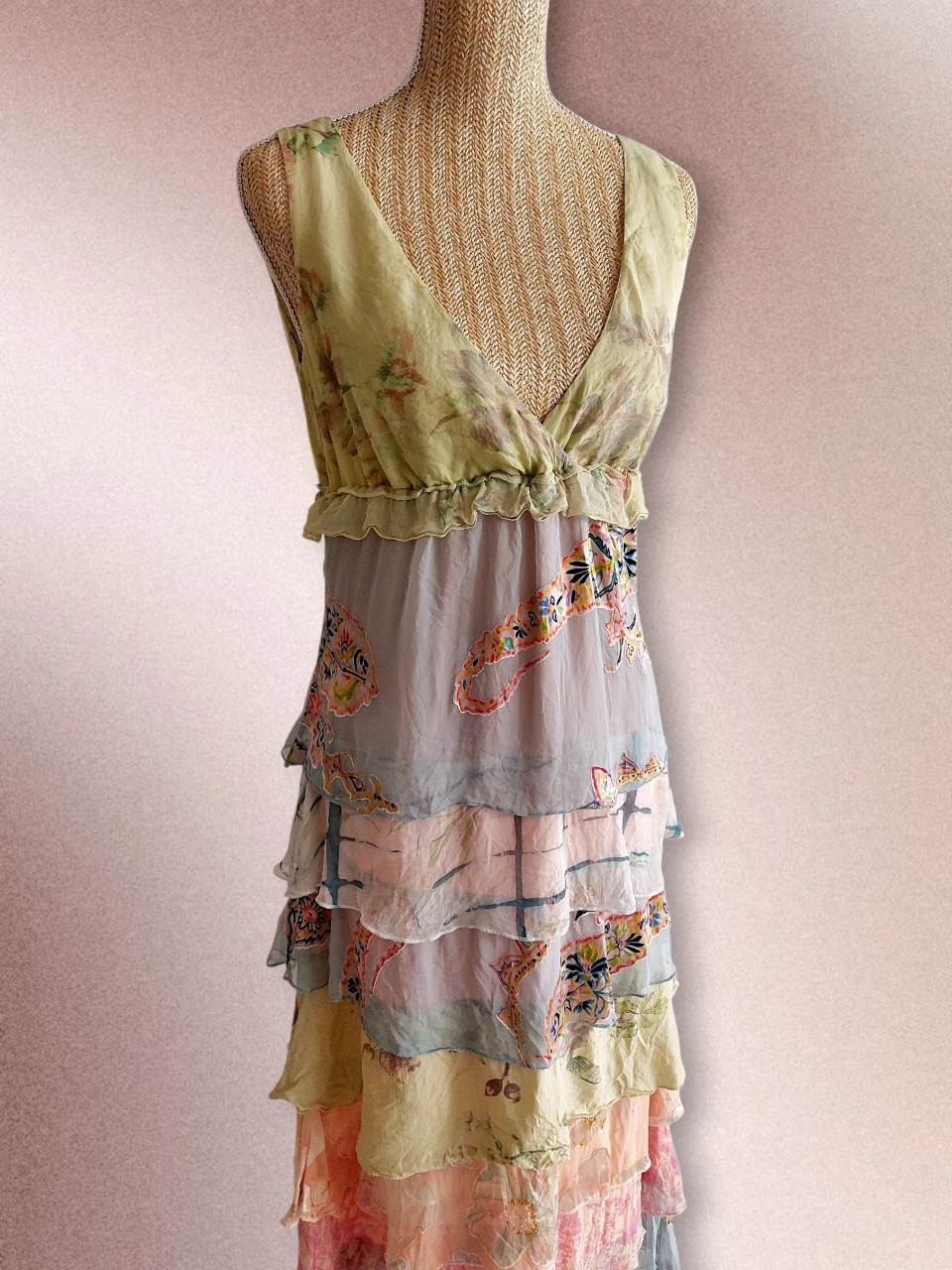 DOLLHOUSE robe longue pastels en soie à volants T.38/40