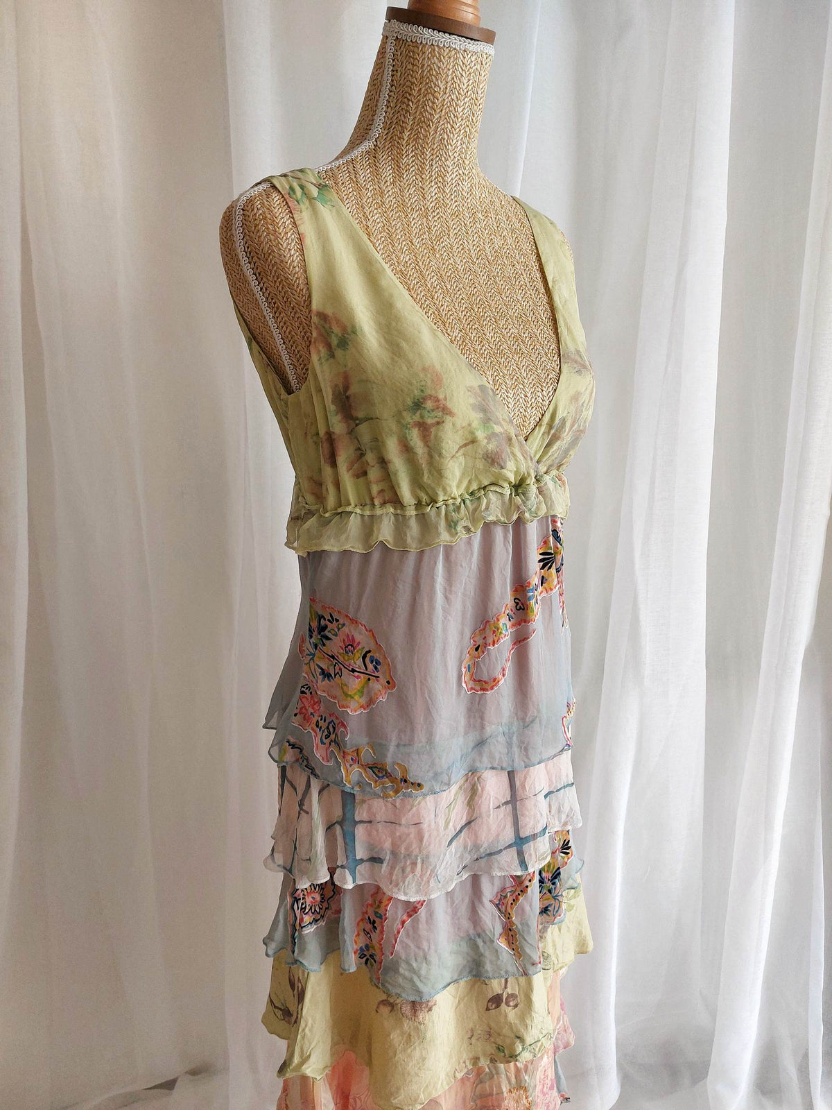 DOLLHOUSE robe longue pastels en soie à volants T.38/40