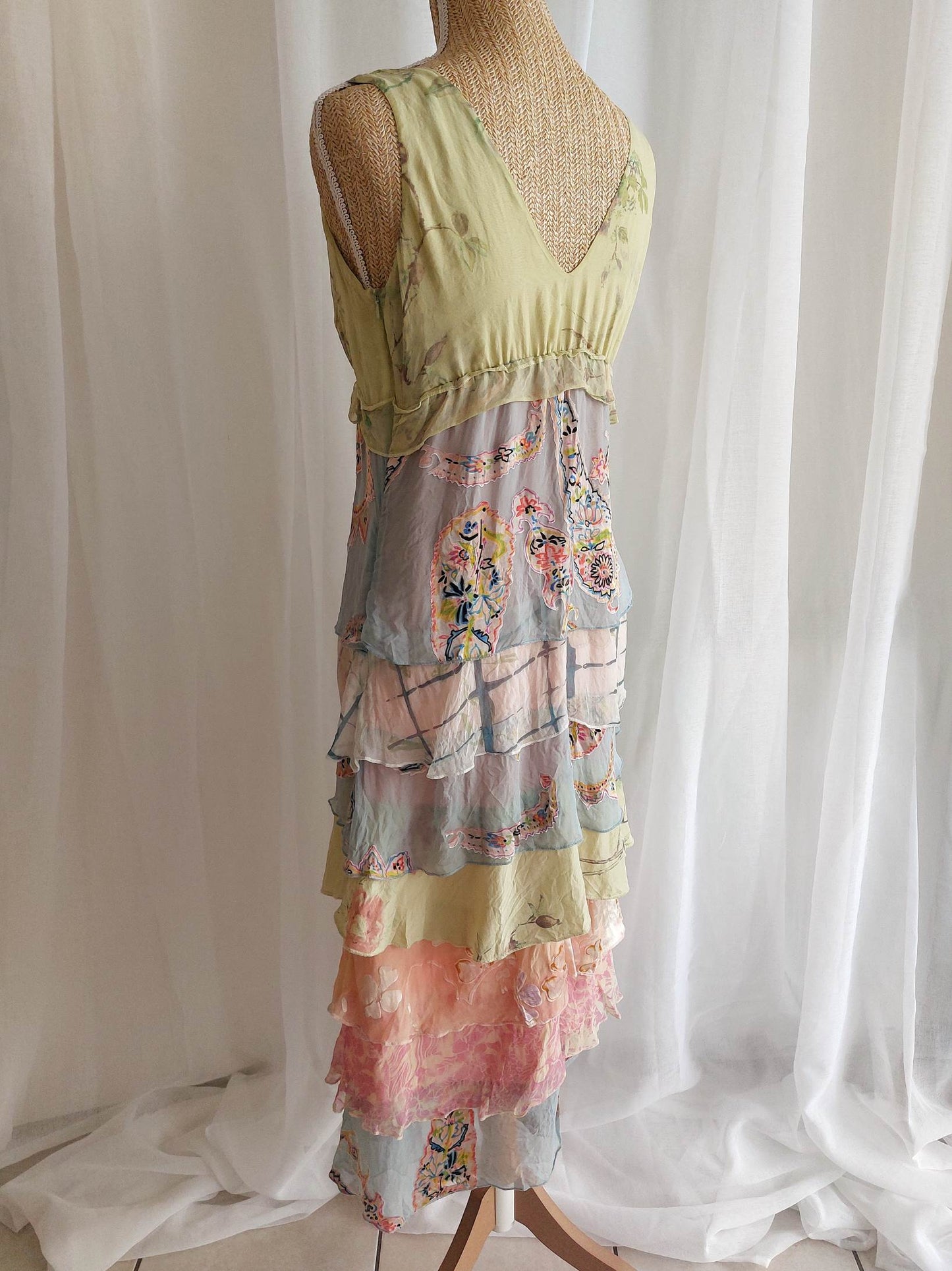 DOLLHOUSE robe longue pastels en soie à volants T.38/40