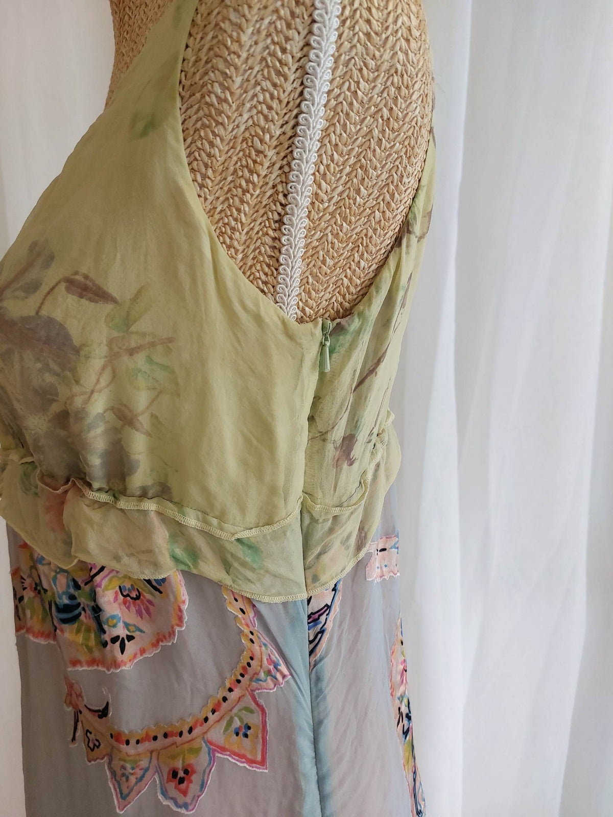 DOLLHOUSE robe longue pastels en soie à volants T.38/40