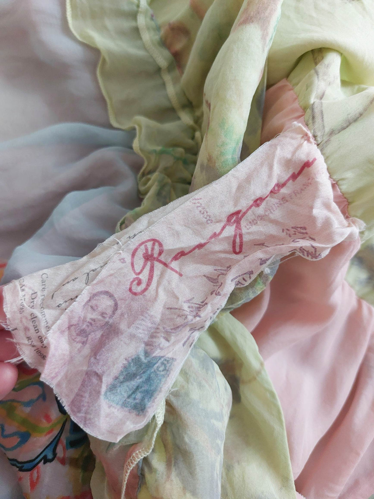 DOLLHOUSE robe longue pastels en soie à volants T.38/40