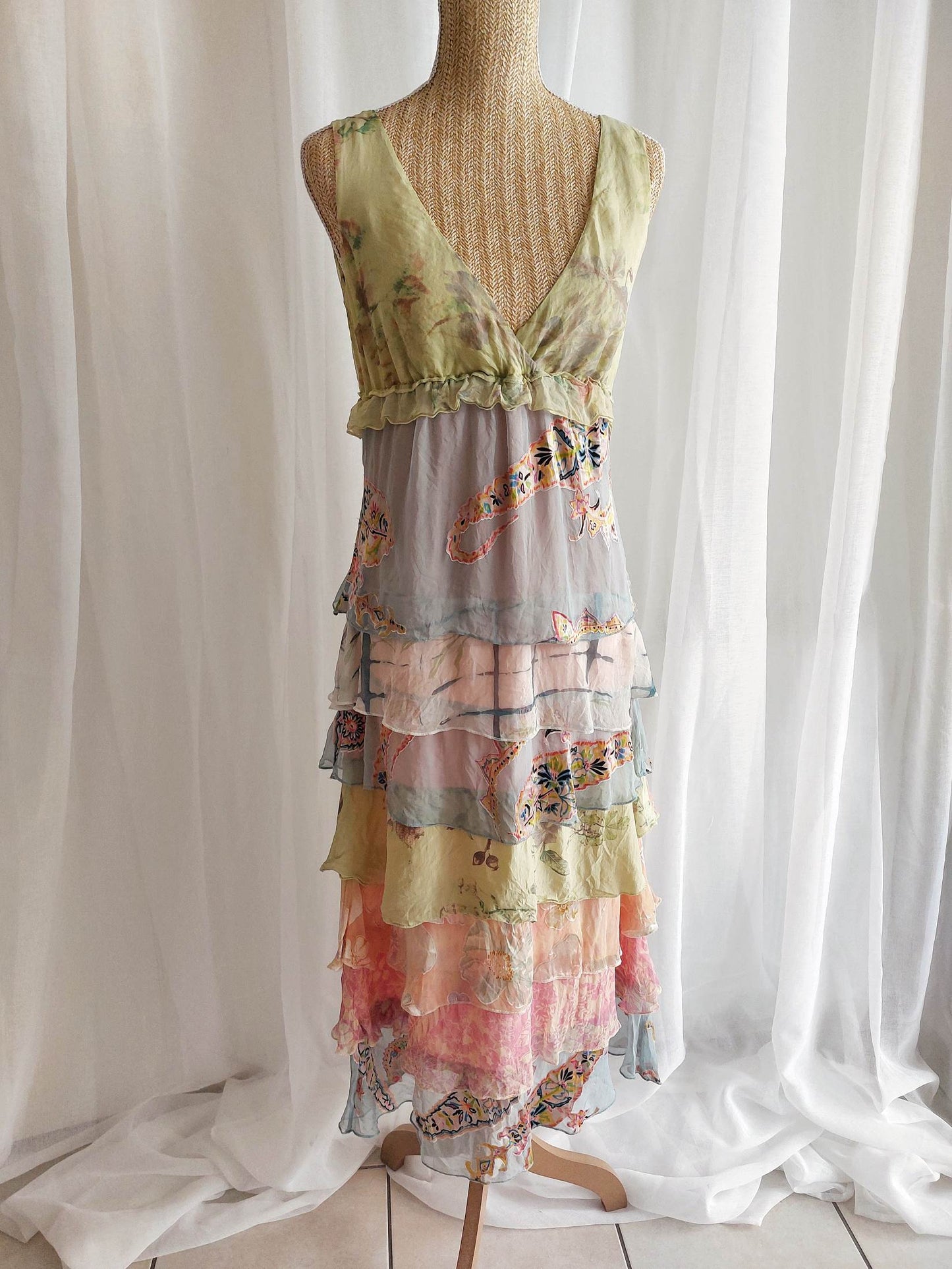 DOLLHOUSE robe longue pastels en soie à volants T.38/40