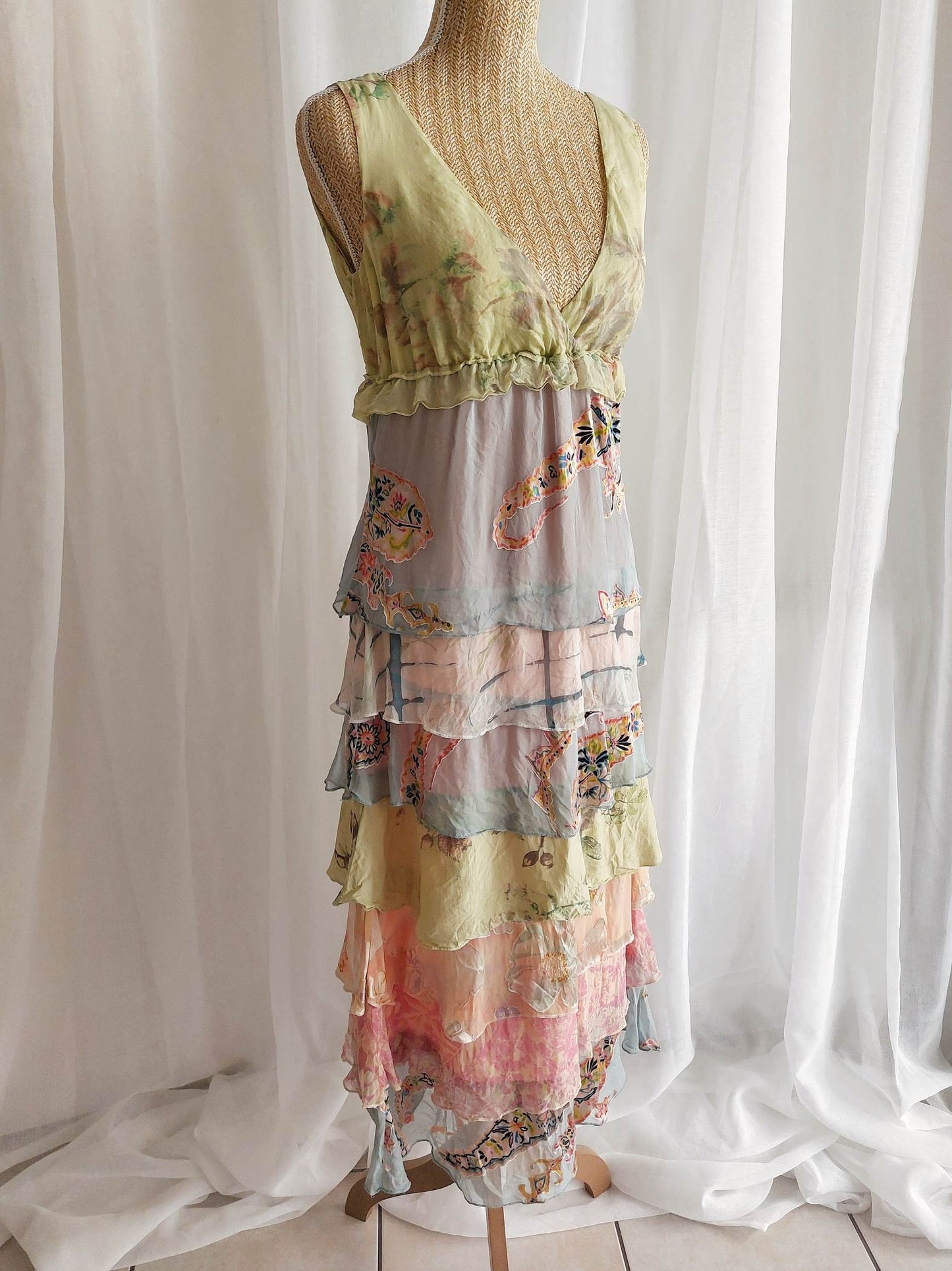 DOLLHOUSE robe longue pastels en soie à volants T.38/40
