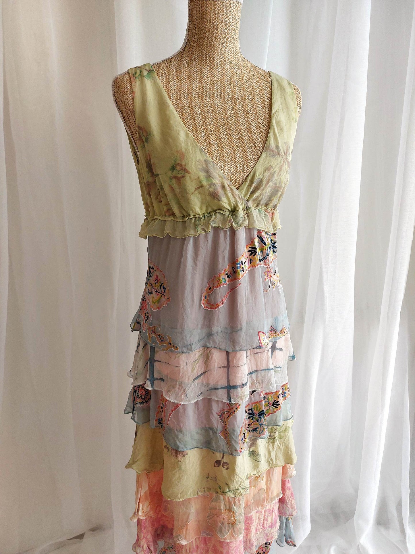 DOLLHOUSE robe longue pastels en soie à volants T.38/40