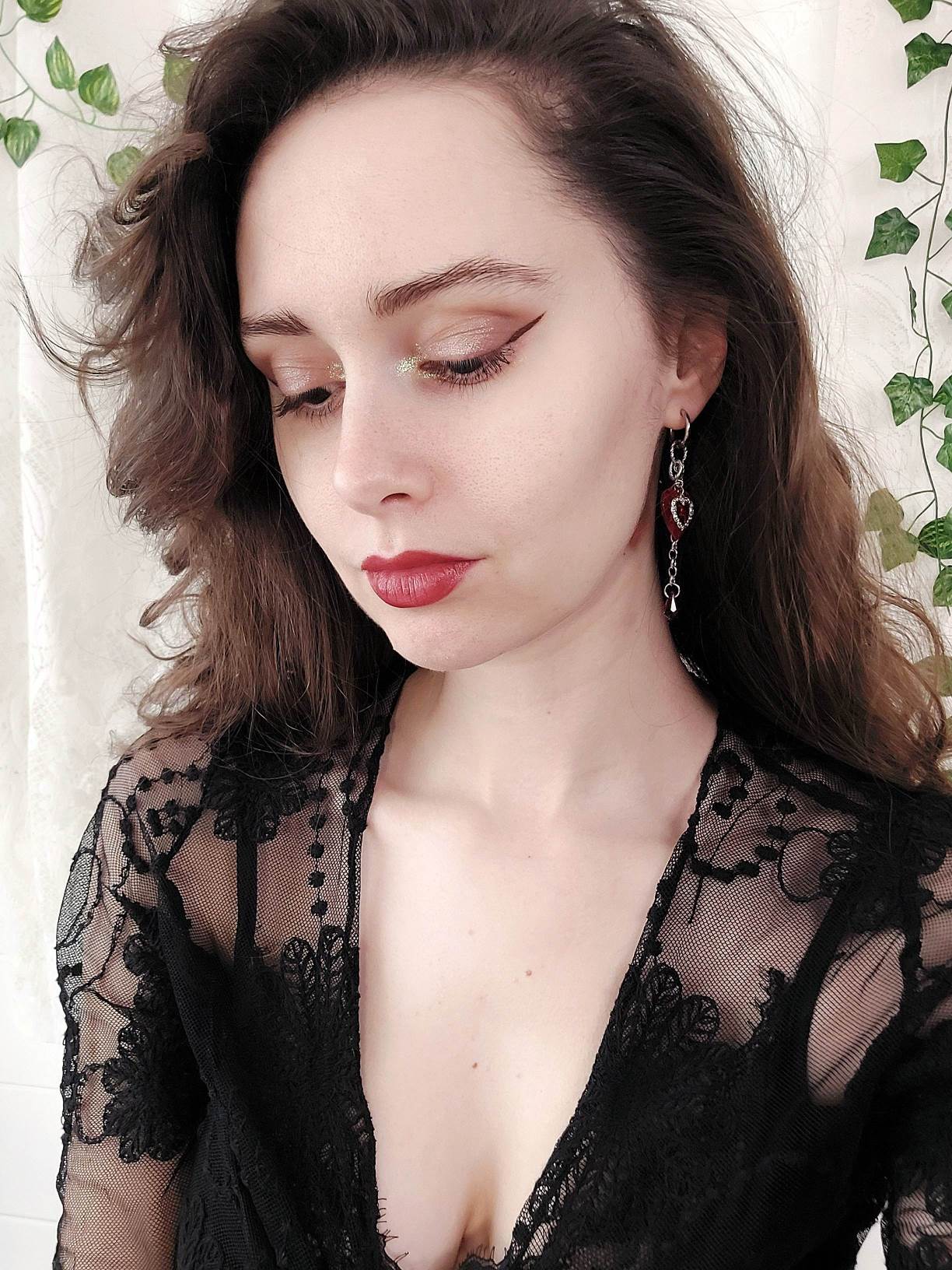 Dramatic lace-heart single loop