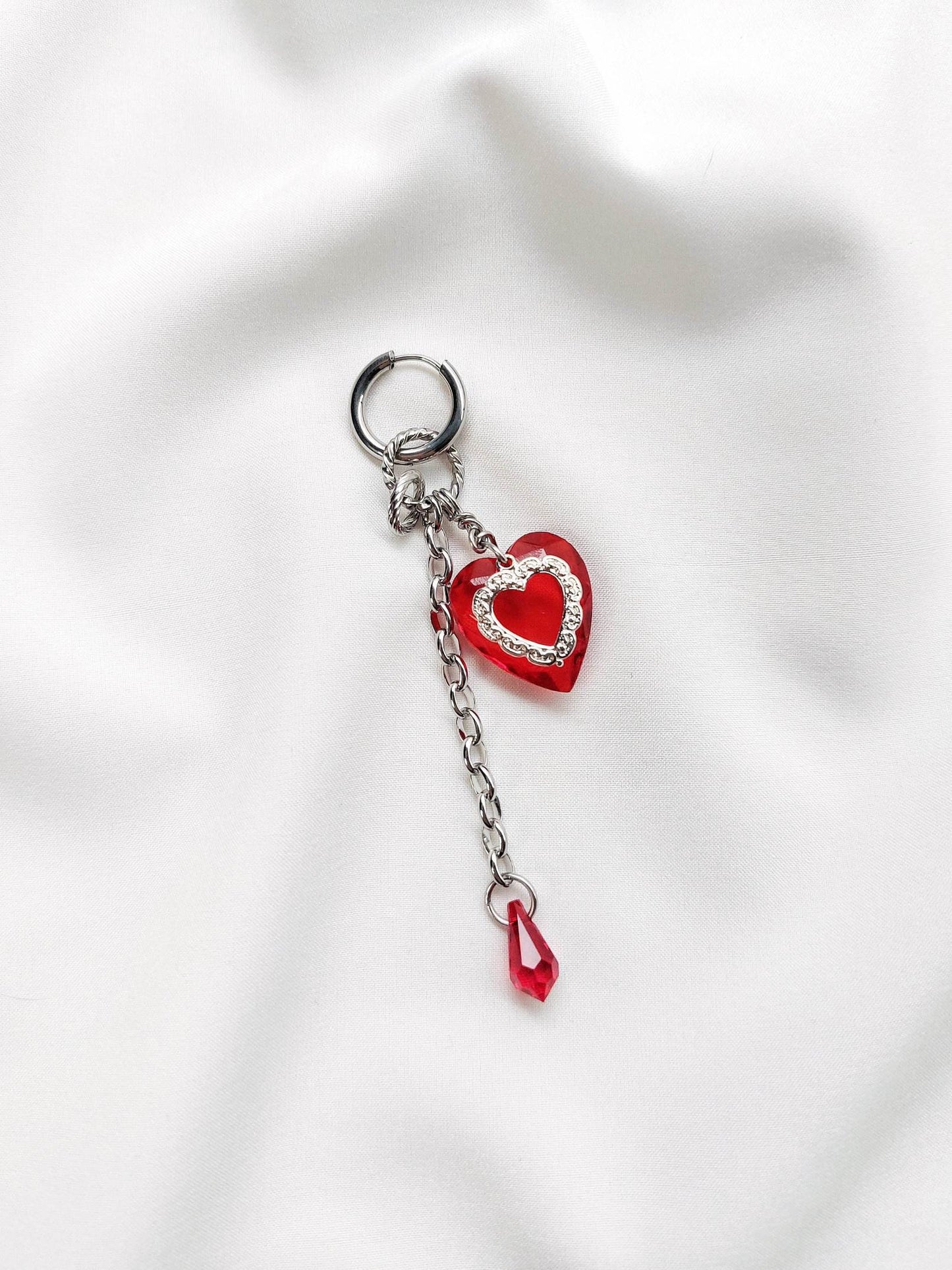 Dramatic lace-heart single loop