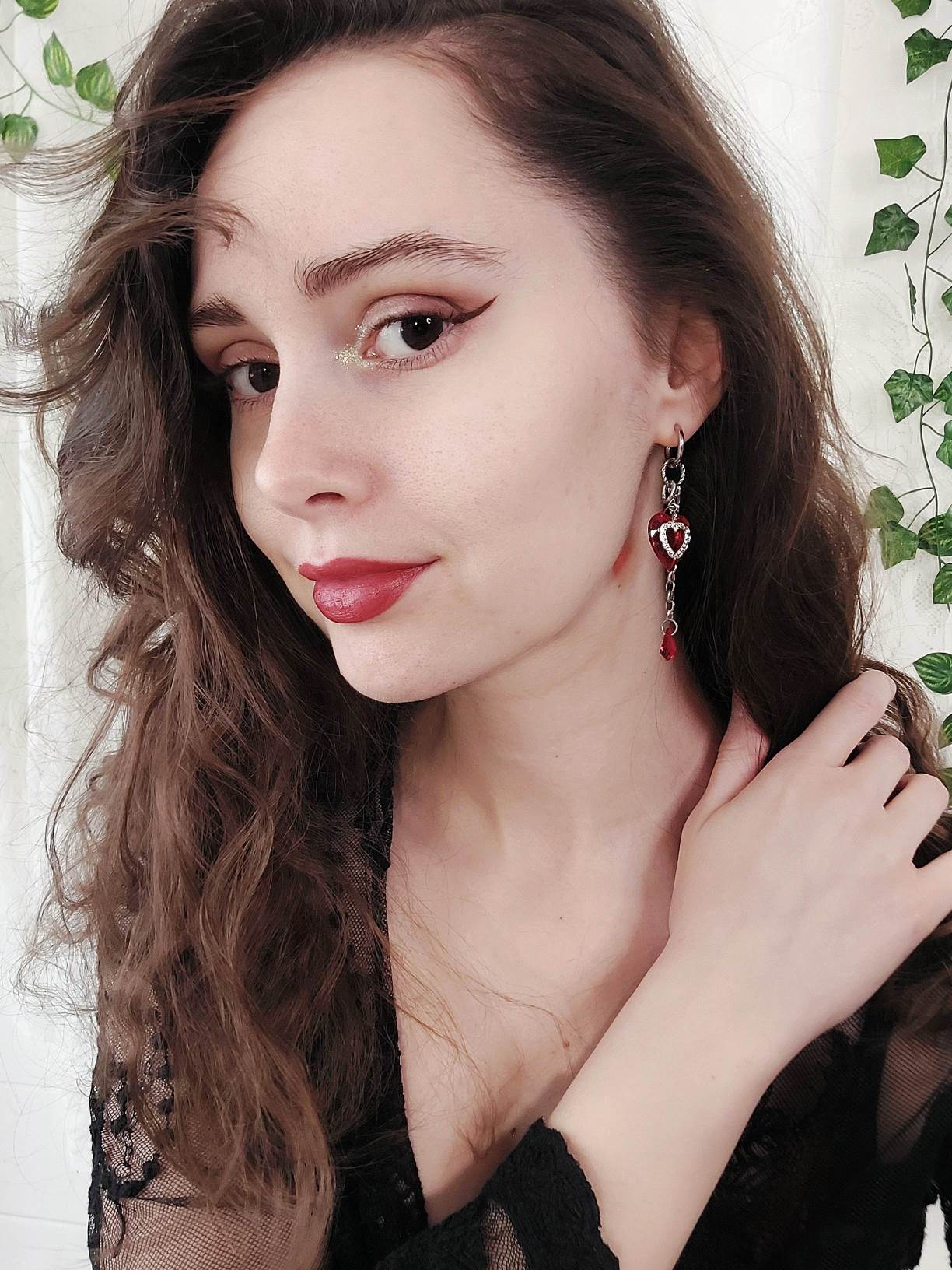 Dramatic lace-heart single loop