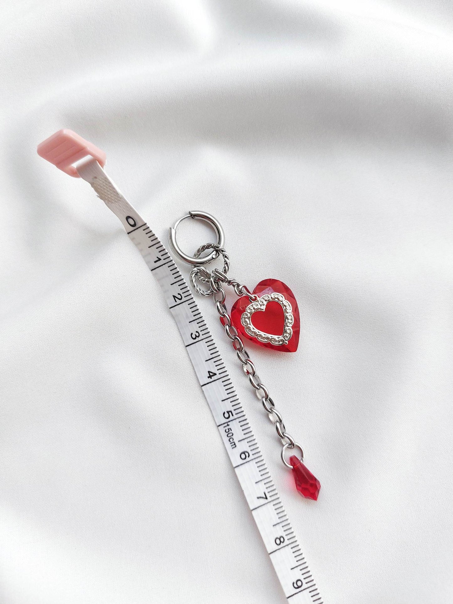 Dramatic lace-heart single loop