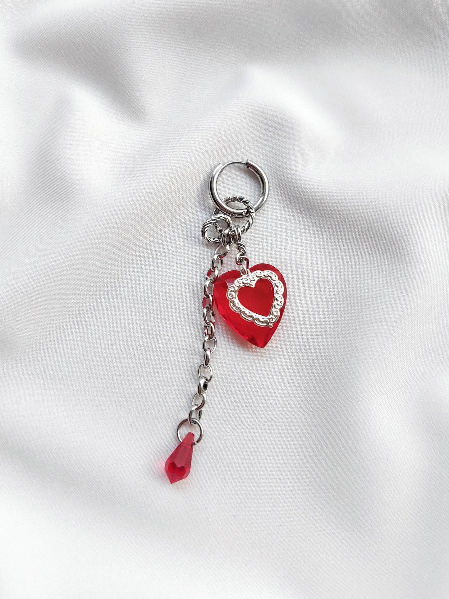Dramatic lace-heart single loop