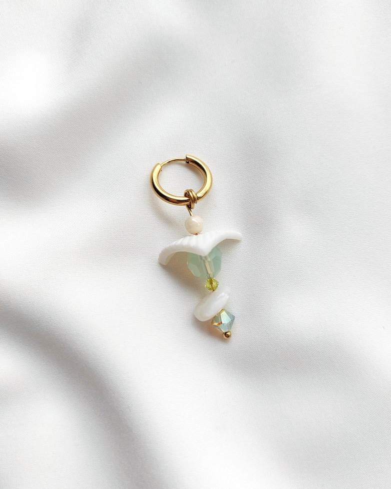 EXOTIC pearl single hoop earring