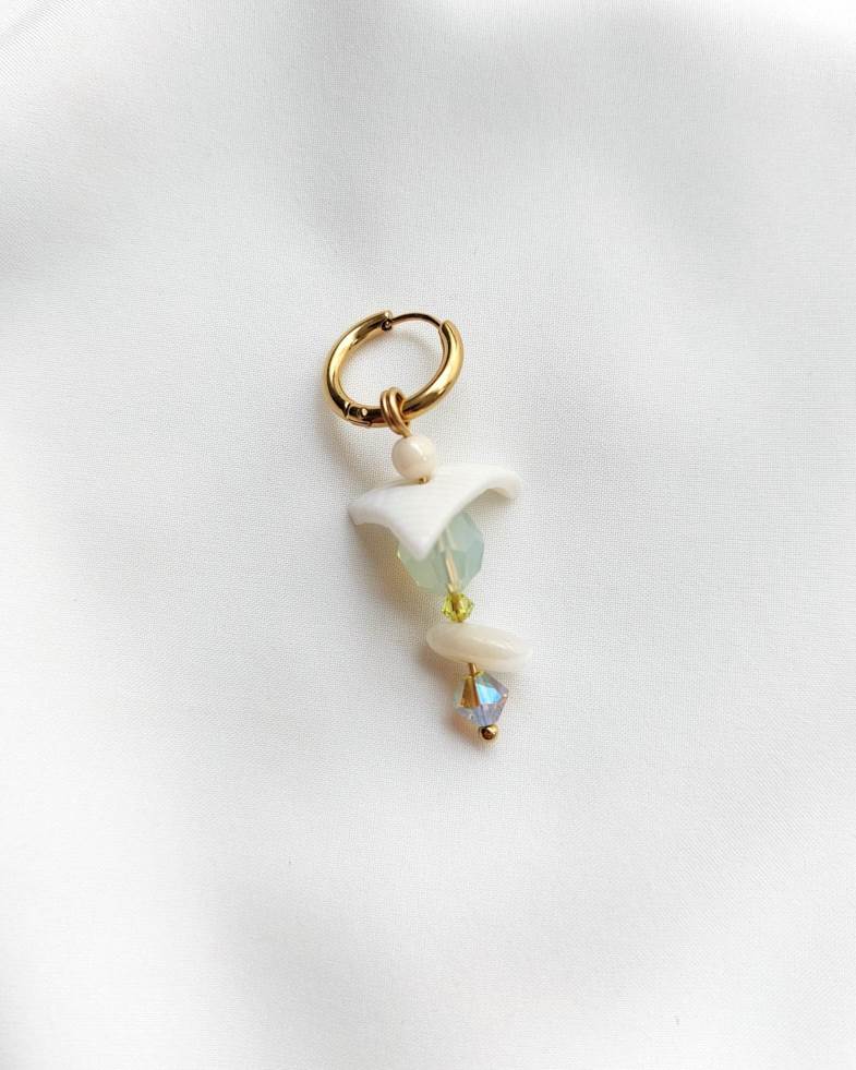 EXOTIC pearl single hoop earring