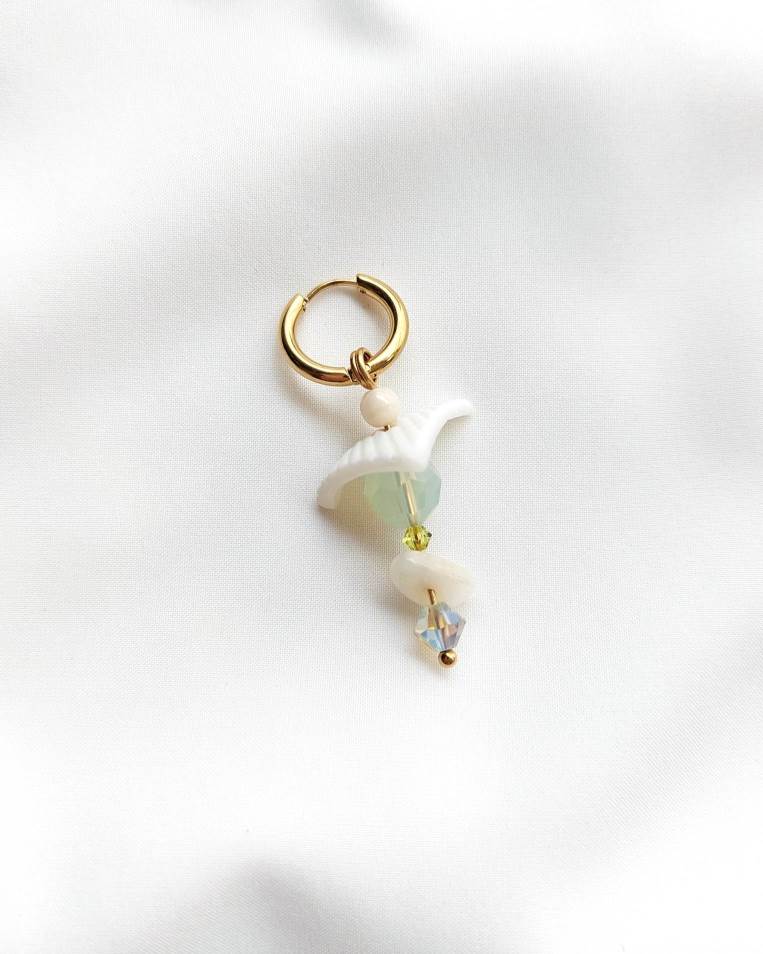 EXOTIC pearl single hoop earring