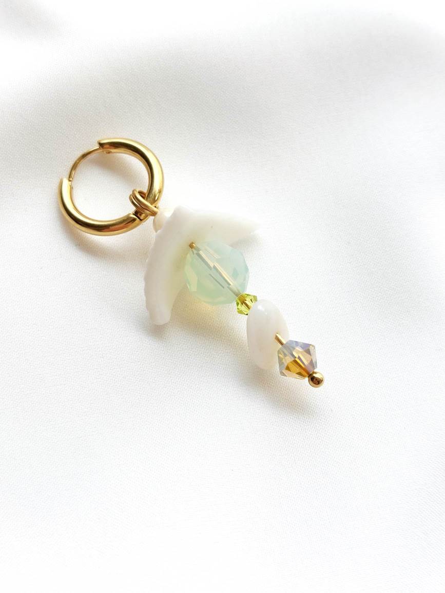 EXOTIC pearl single hoop earring