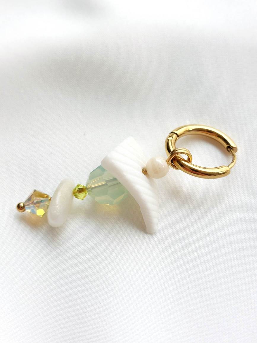 EXOTIC pearl single hoop earring