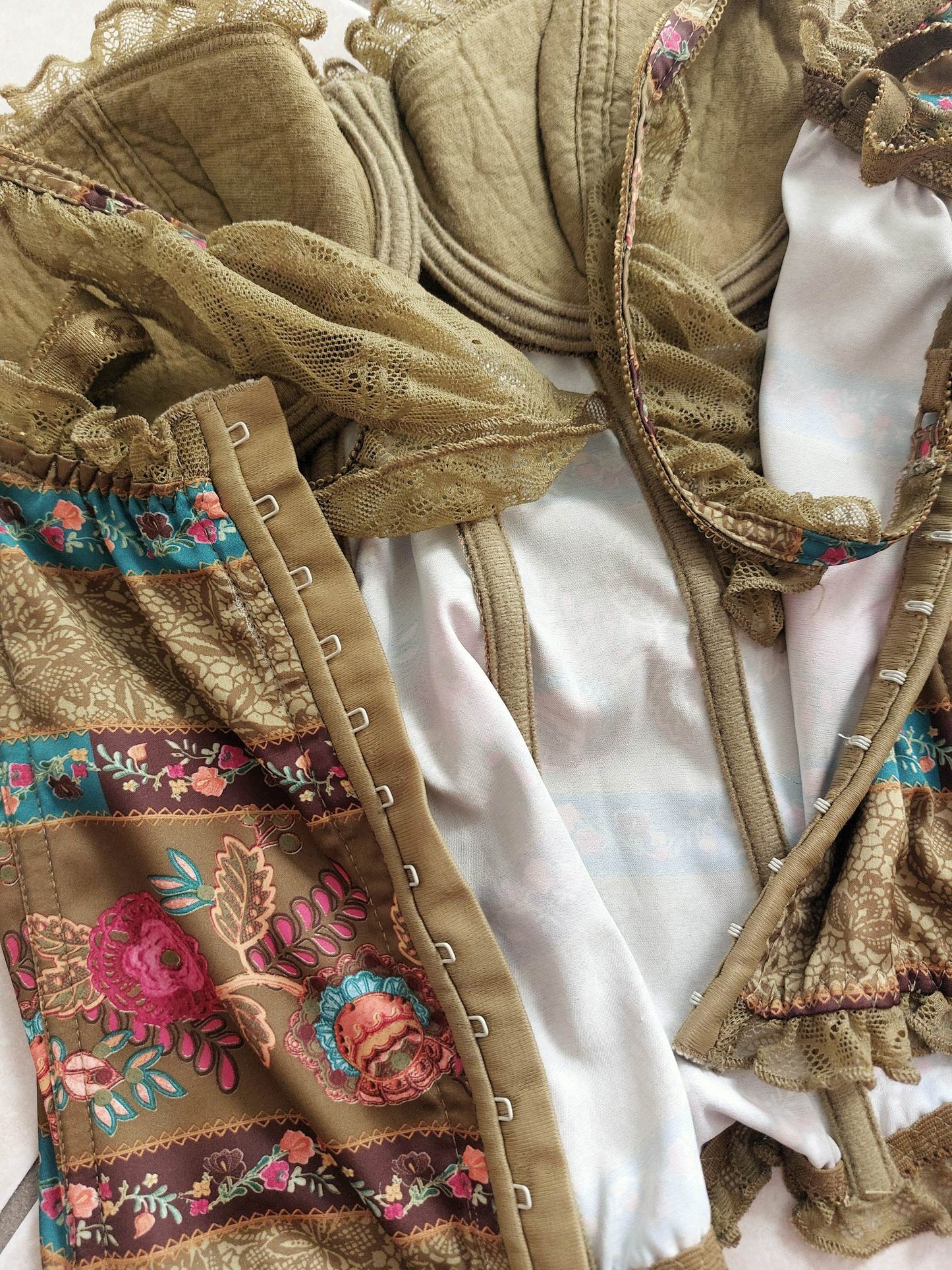 FAIRYTALES corset bustier kaki avec fleurs T.34