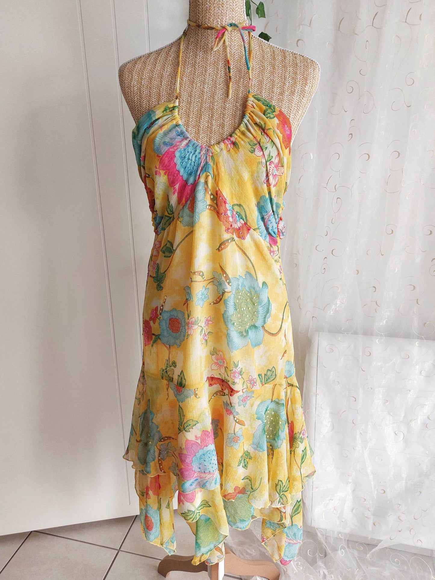 SOLARIA colourful yellow dress with floral pattern and embroidery Size 42/44