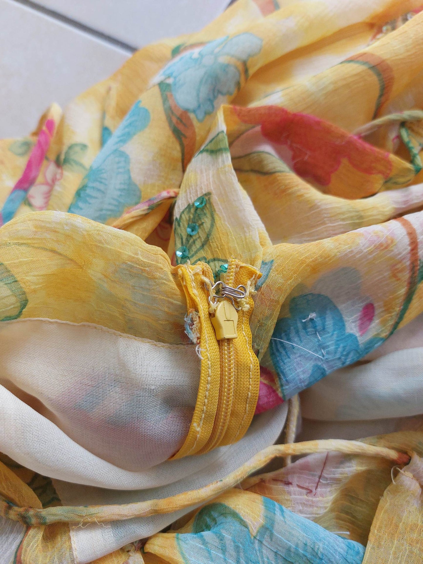 SOLARIA colourful yellow dress with floral pattern and embroidery Size 42/44