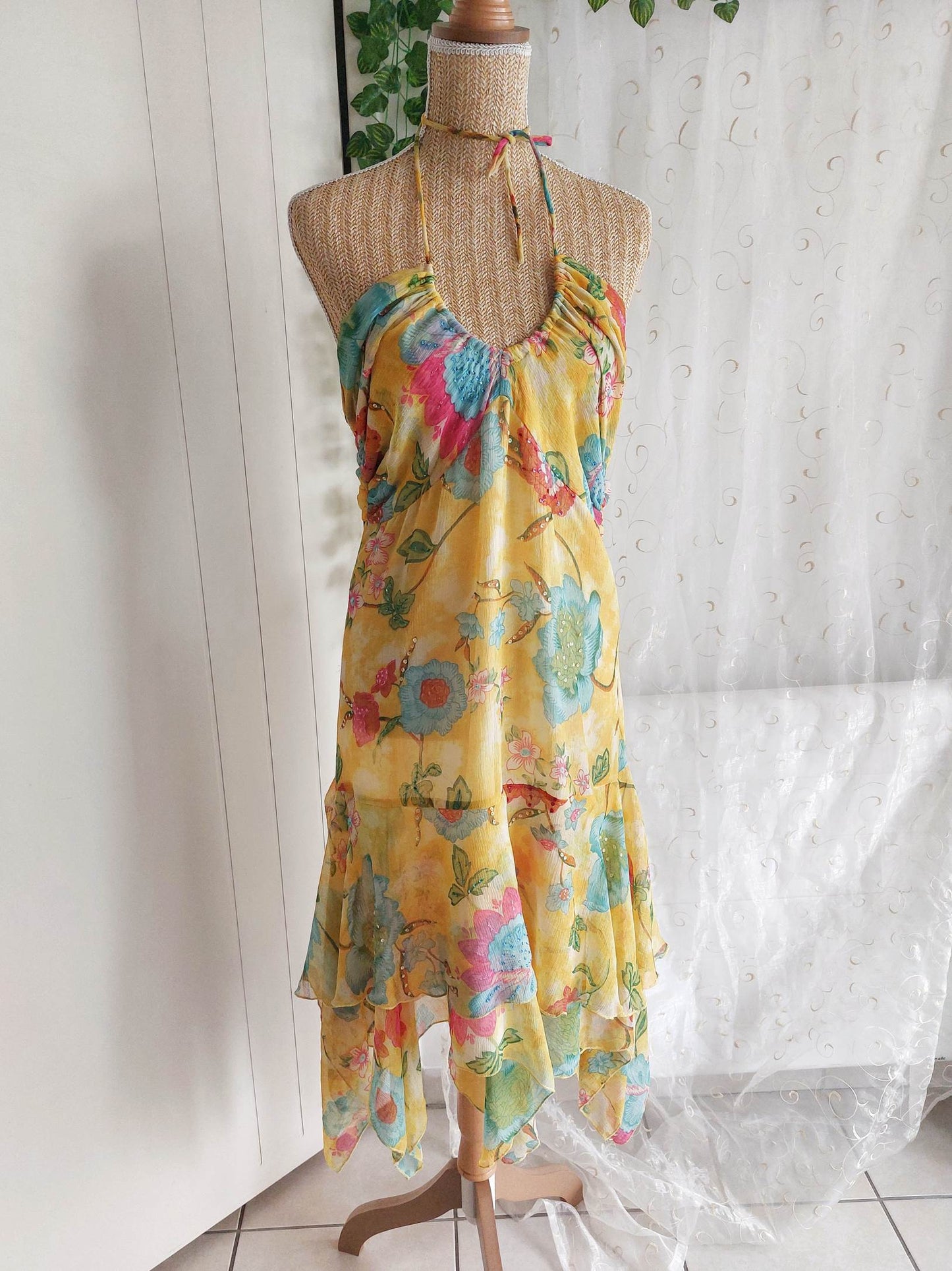 SOLARIA colourful yellow dress with floral pattern and embroidery Size 42/44