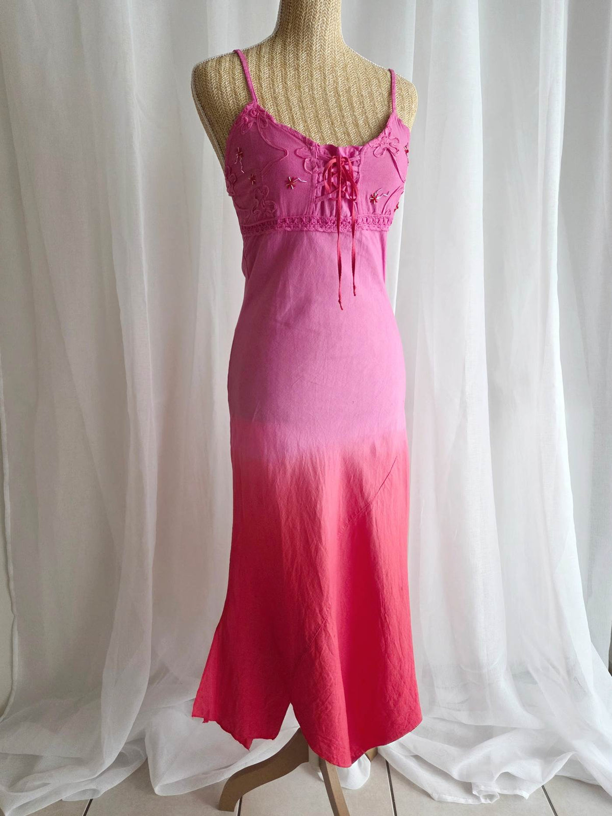 JOIE robe longue rose et rouge brodée bohème customisée T.34/36