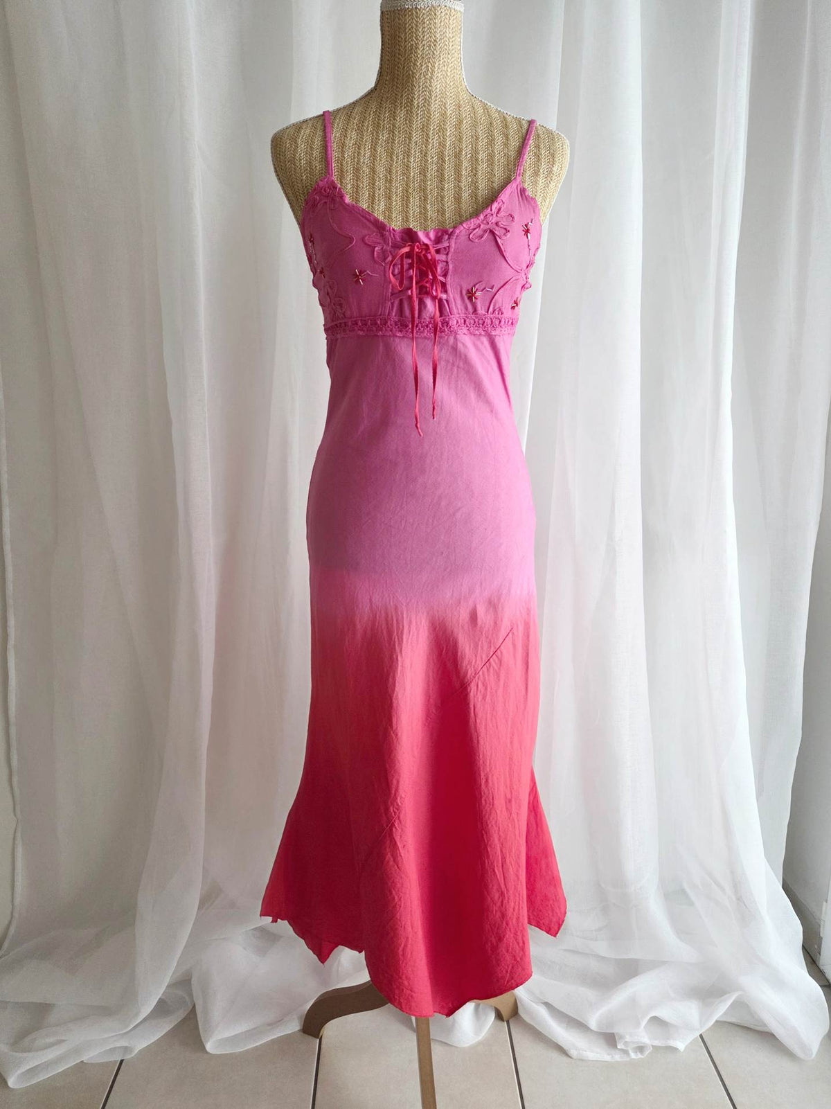 JOIE robe longue rose et rouge brodée bohème customisée T.34/36