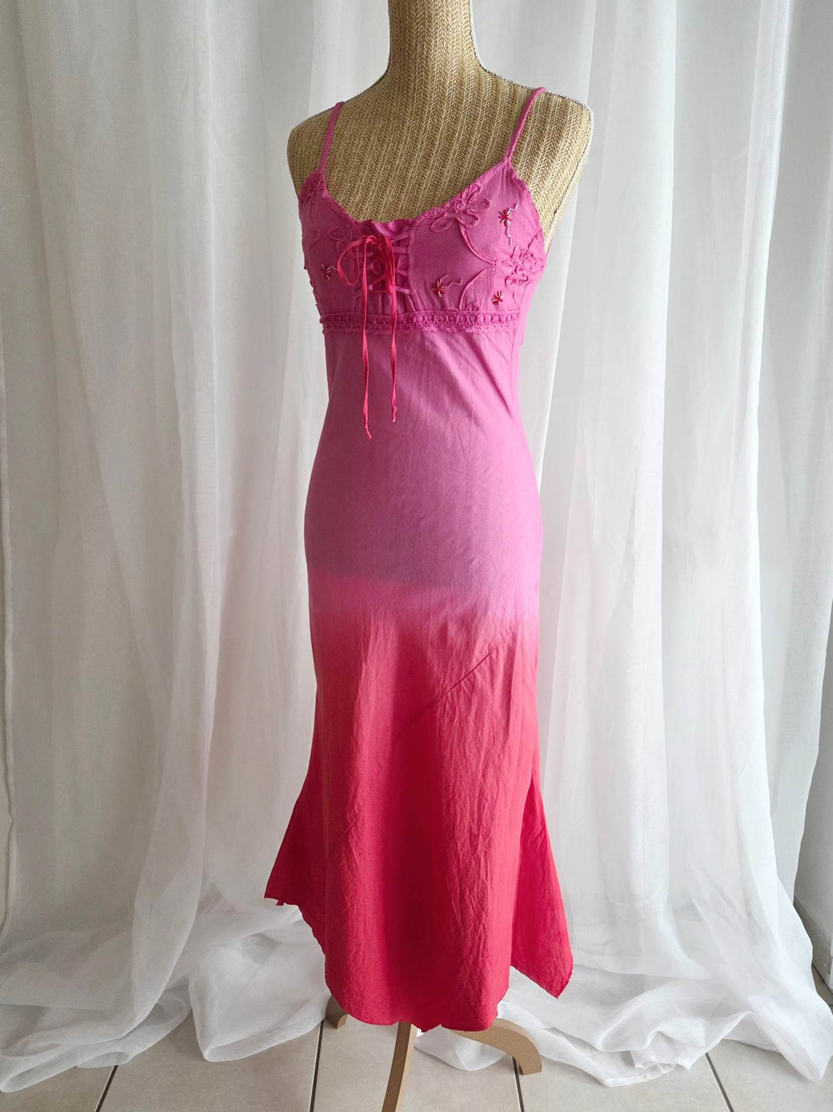 JOIE robe longue rose et rouge brodée bohème customisée T.34/36