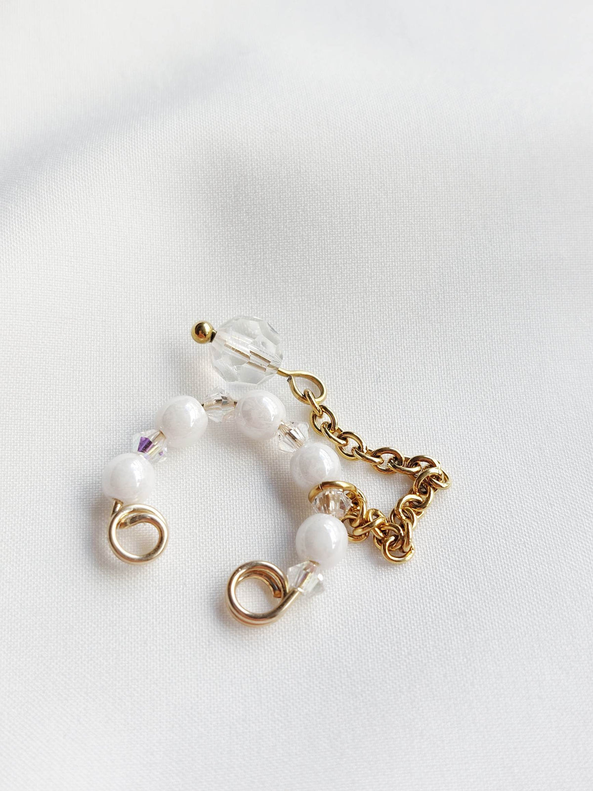 LUEUR earcuff doré perles blanches