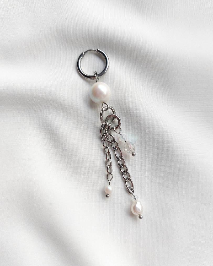 Mother-of-pearl single white pearl earring