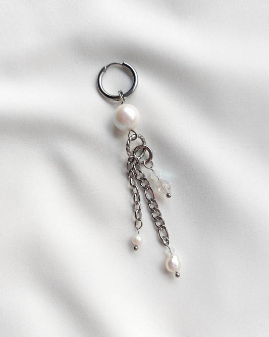 Mother-of-pearl single white pearl earring