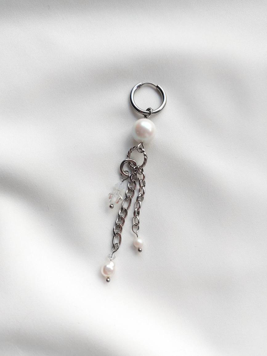 Mother-of-pearl single white pearl earring