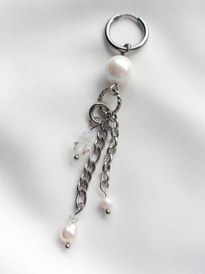 Mother-of-pearl single white pearl earring