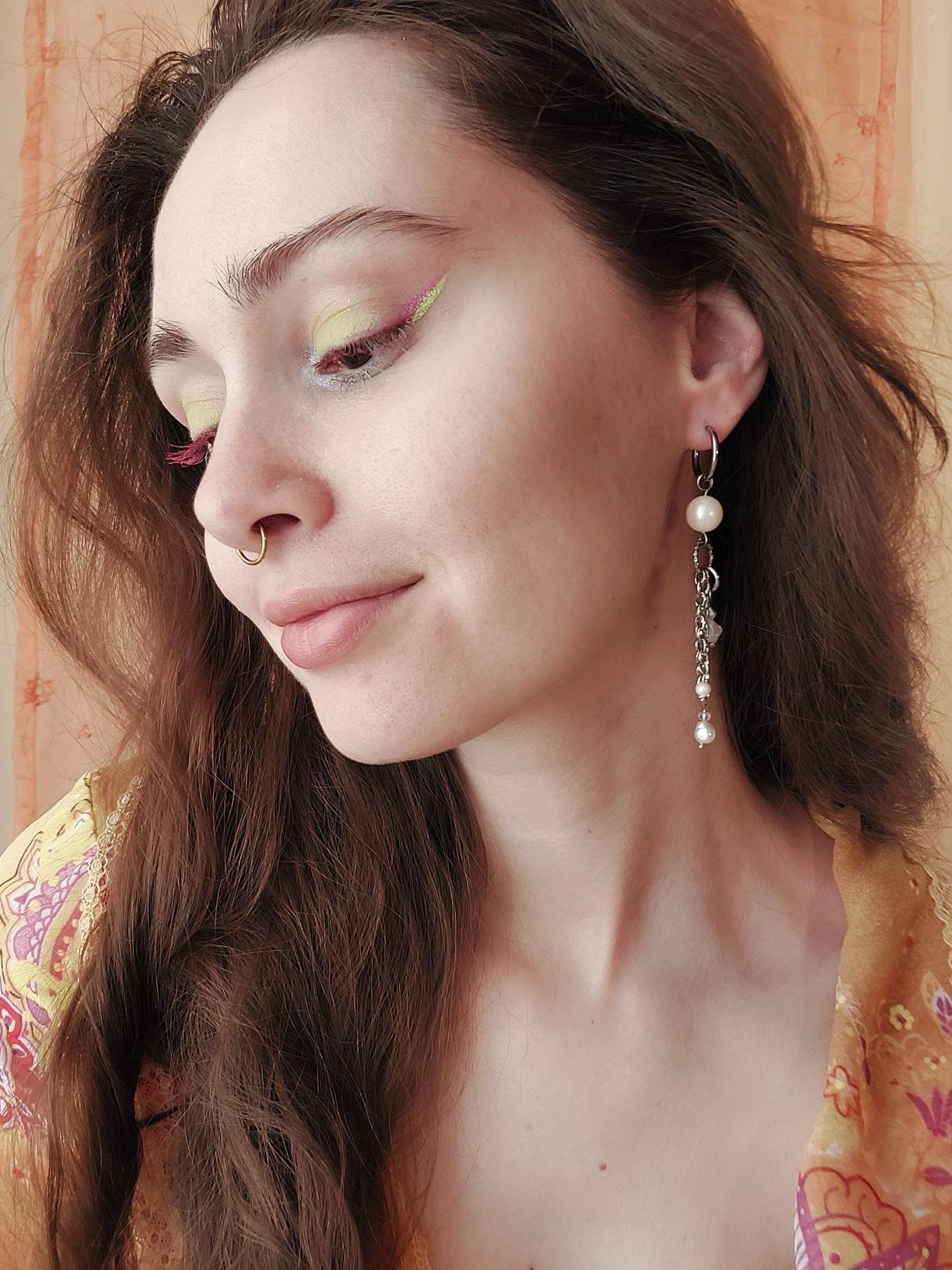 Mother-of-pearl single white pearl earring
